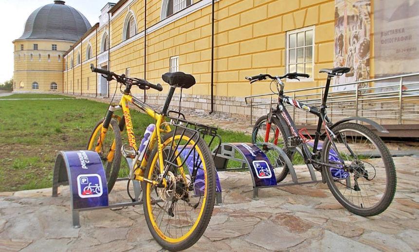 Такие велопарковки сегодня можно встретить во многих российских городах, а придумали и разработали их в архангельском агентстве «Факел».