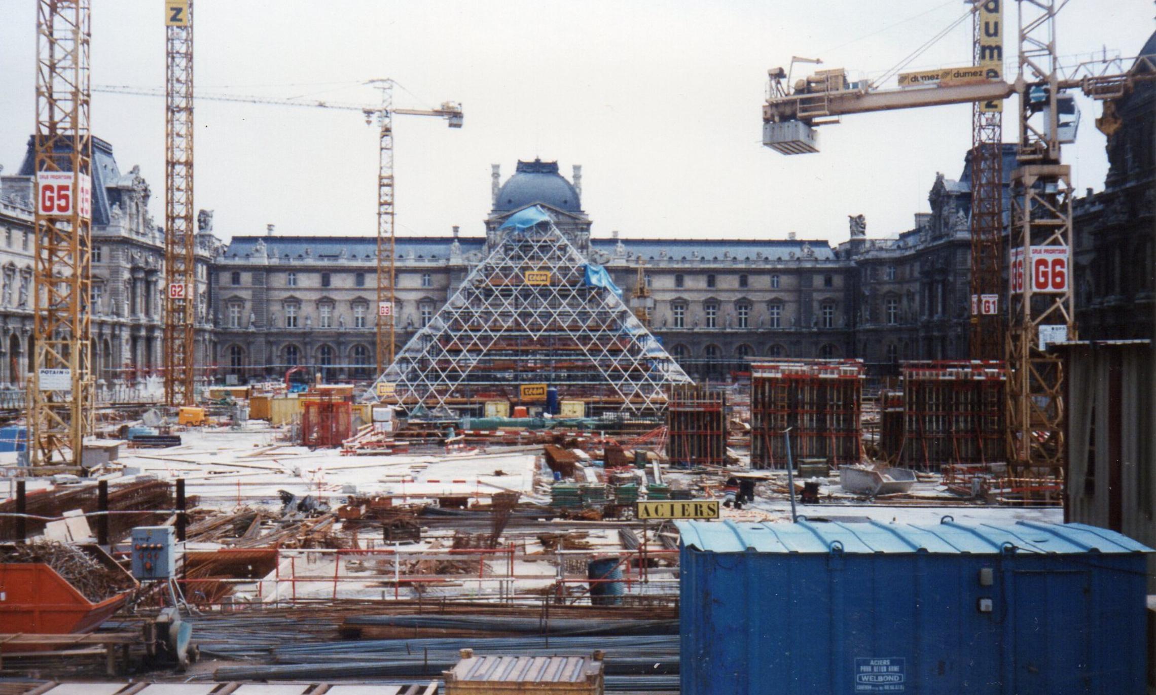 Руководителей Best Way обвинили в строительстве финансовой пирамиды. На фото Joseolgon строительство пирамиды в Лувре (CC BY-SA 3.0).