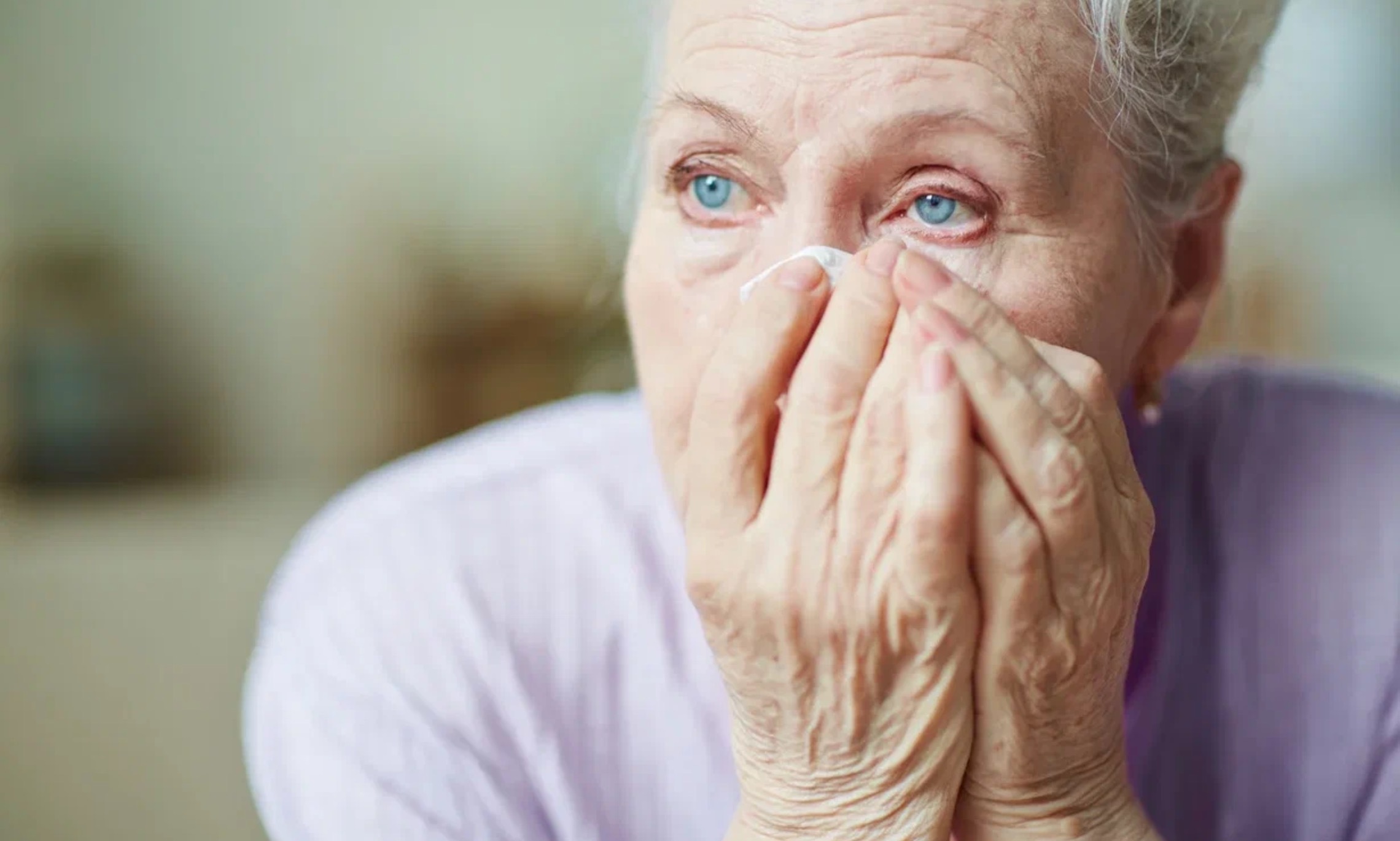 Тревога зрение. Бабушка плачет. Пожилая женщина плачет. Лицо пожилого человека. Бабушка в слезах.